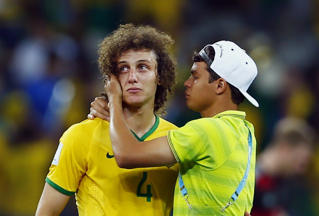 Luiz kh&oacute;c với Silva sau trận