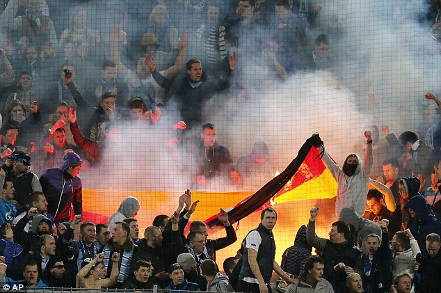 CĐV Zenit đốt cờ Đức