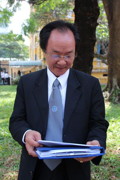 Luật sư Nguyễn Minh T&acirc;m, phản đối những lập luận của đại diện VKSND TP HCM trong phi&ecirc;n t&ograve;a x&eacute;t xử si&ecirc;u lừa Huỳnh Thị Huyền Như