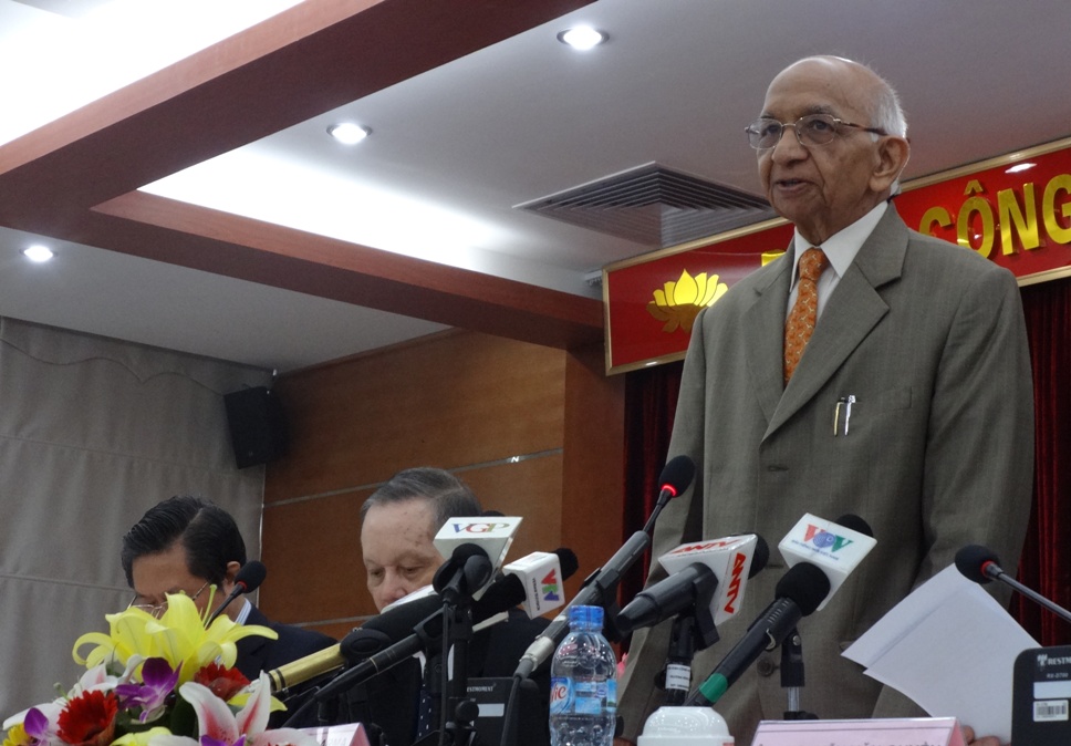 &Ocirc;ng  Jitendra Sharma, Chủ tịch danh dự Hội Luật gia d&acirc;n chủ quốc tế (IADL) trong cuộc họp b&aacute;o ng&agrave;y 12-6 tại H&agrave; Nội