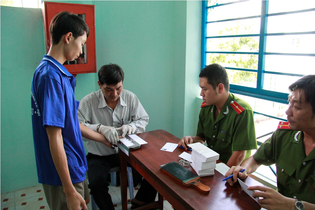 Lực lượng c&ocirc;ng an lấy dấu v&acirc;n tay người nghiện

&nbsp;
