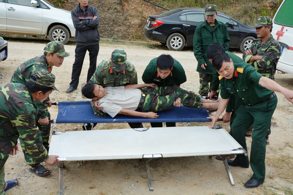 Lực lượng qu&acirc;n y hướng dẫn c&aacute;c đơn vị c&aacute;ch sơ cứu c&aacute;c nạn nh&acirc;n khi đường hầm đ&agrave;o th&ocirc;ng