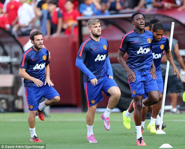 Luke Shaw bị HLV Van Gaal cho tập ri&ecirc;ng v&igrave; qu&aacute; mập?