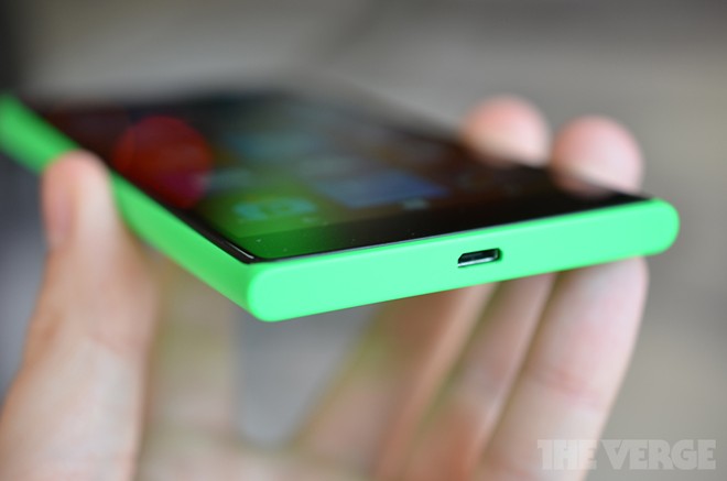 Lumia 730 vẫn c&oacute; thiết kế nguy&ecirc;n khối với chất liệu nhựa polycarbonate như mẫu Lumia 920 trước đ&acirc;y. B&ecirc;n trong m&aacute;y vẫn sử dụng ch&iacute;p Snapdragon 400 tốc độ 1,2 GHz, RAM 1GB, dbộ nhớ trong 8GB.