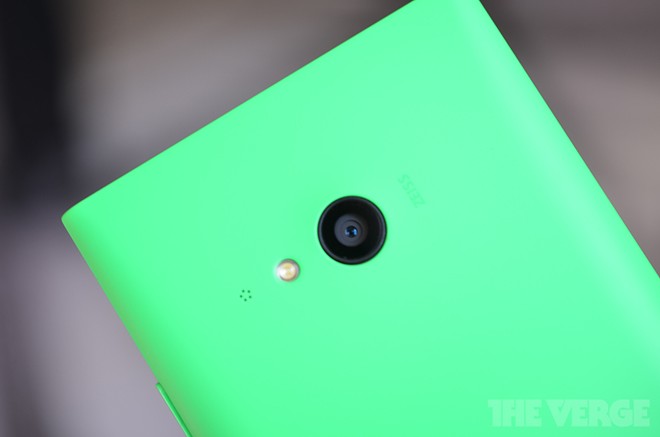 Camera sau của Lumia 730 kh&ocirc;ng trang bị c&ocirc;ng nghệ PureView c&oacute; độ ph&acirc;n giải 6,76-megapixel, khẩu độ f/1.9.