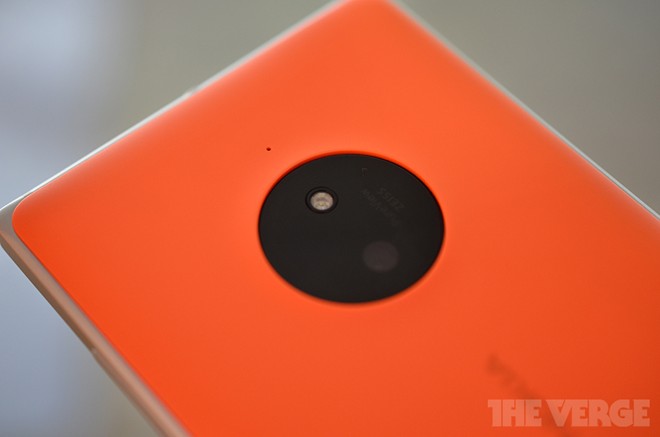 Camera sau sử dụng cảm biến 10-megapixel nhưng được trang bị c&ocirc;ng nghệ PureView v&agrave; hệ thống chống rung quang học thế hệ mới, mỏng nhất thế giới.