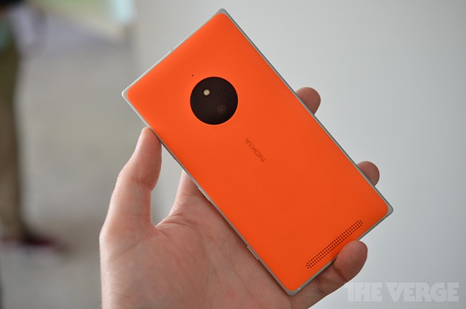 Sức mạnh xử l&yacute; tập trung v&agrave;o ch&iacute;p Snapdragon 400 với 4 nh&acirc;n tốc độ 1,2 GHz, RAM 1GB, bộ nhớ lưu trữ mặc định 16GB.