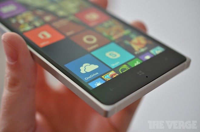 C&agrave;i sẵn Windows Phone 8.1 Update 1, Microosft hứa hẹn sẽ sớm n&acirc;ng cấp l&ecirc;n Lumia Denim, cho khả năng quay video 4K v&agrave; t&iacute;nh năng Cortana cải tiến.