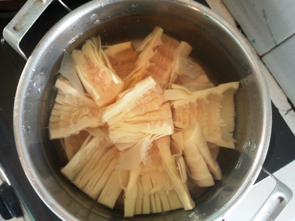 Gọt măng để l&agrave;m m&oacute;n Mảy nhương