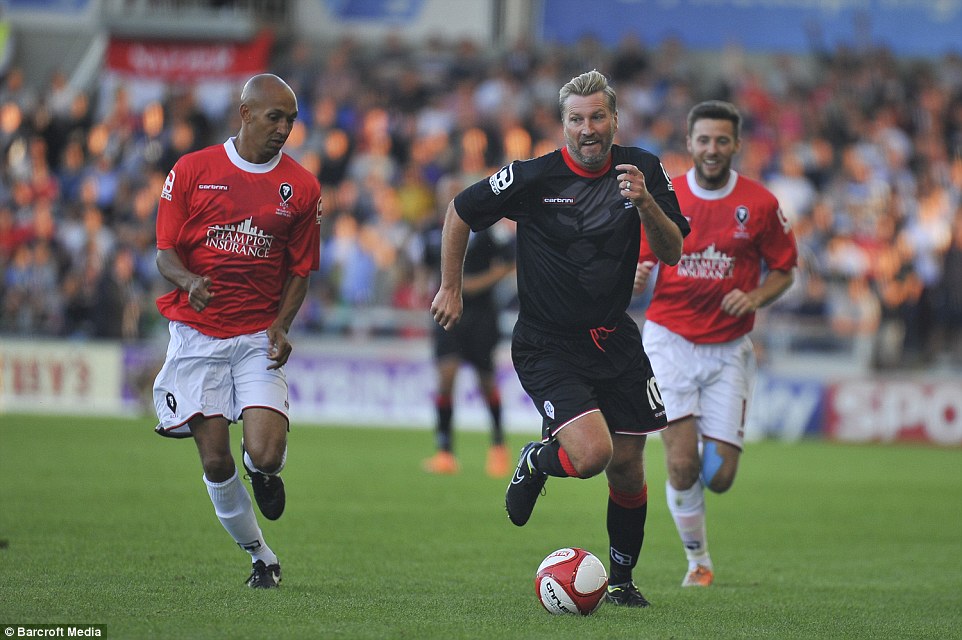 Robbie Savage chơi kh&ocirc;ng trọng vẹn 90 ph&uacute;t v&igrave; qu&aacute; mập