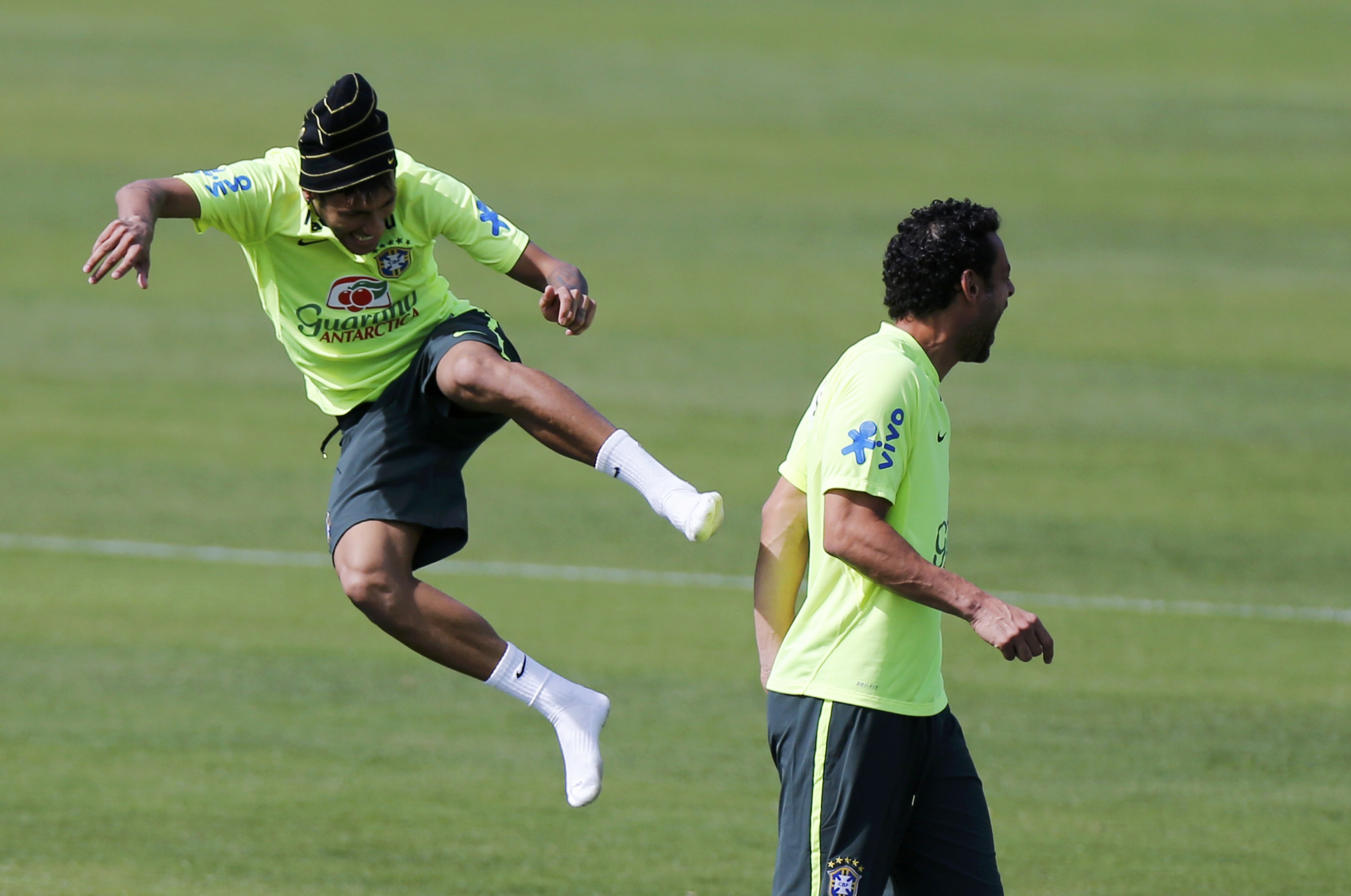 Neymar đ&ugrave;a giỡn với Fred