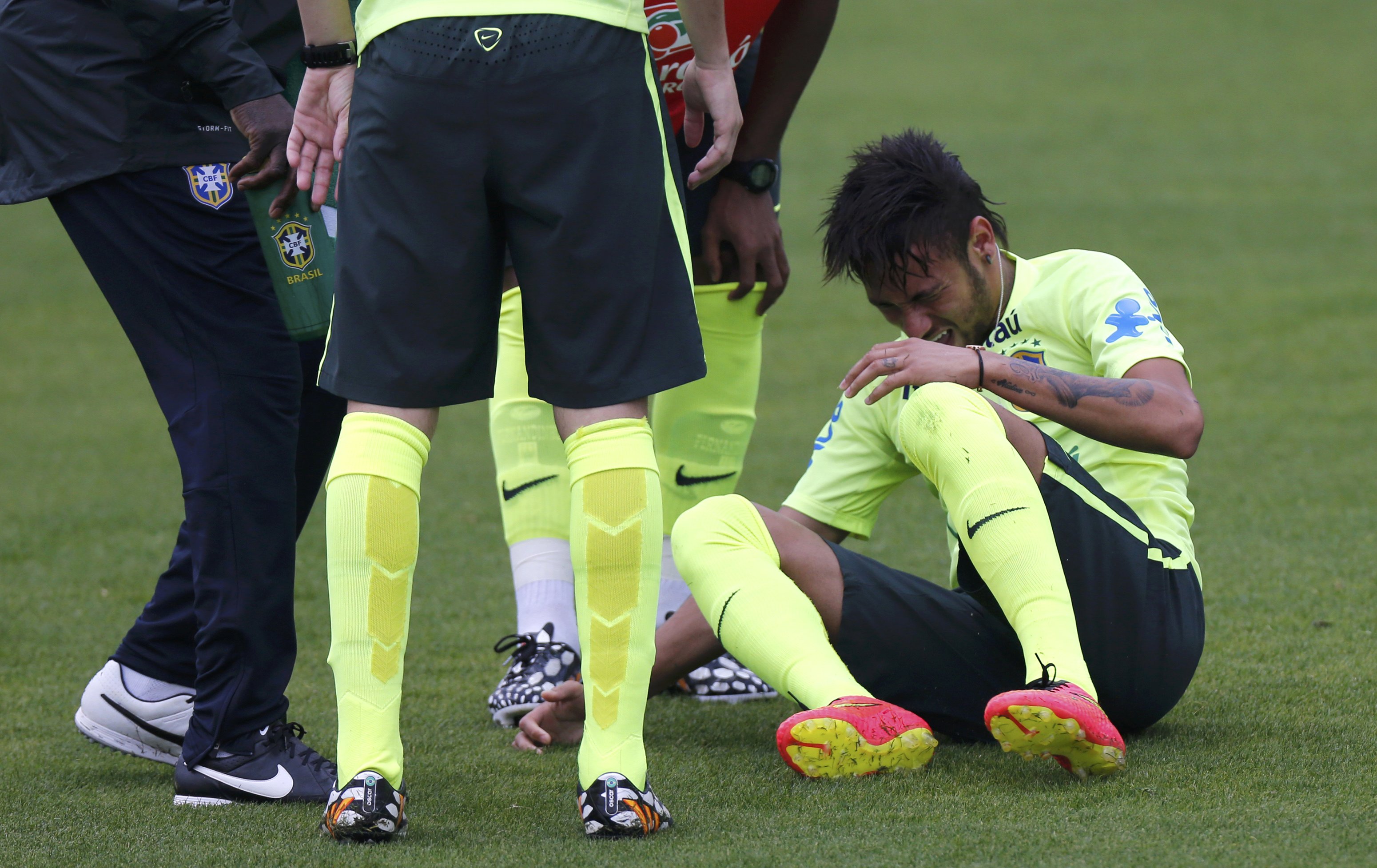 Neymar bị đau trong buổi tập trước đ&oacute;