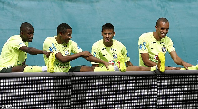 C&aacute;c tuyển thủ Brazil tập luyện tại Mỹ trước trận gặp Colombia