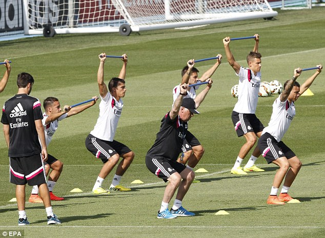 HLV Ancelotti v&agrave; c&aacute;c học tr&ograve; chuẩn bị cho m&ugrave;a giải mới