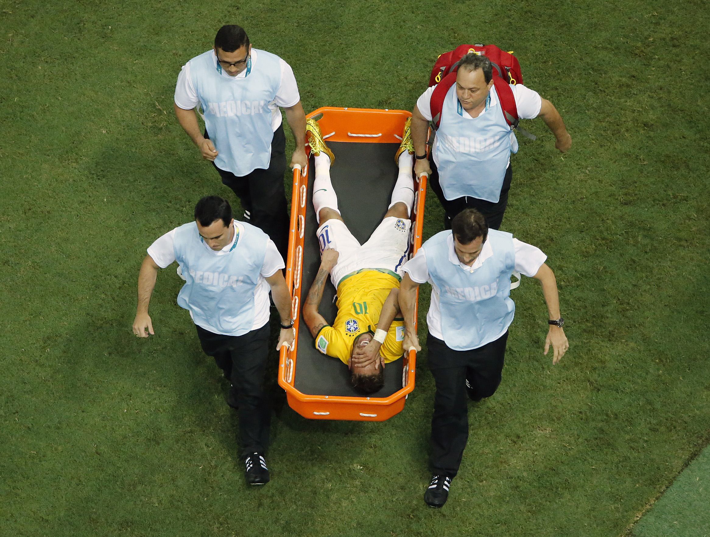 Neymar tưởng như bị liệt sau khi bị gãy cột sống