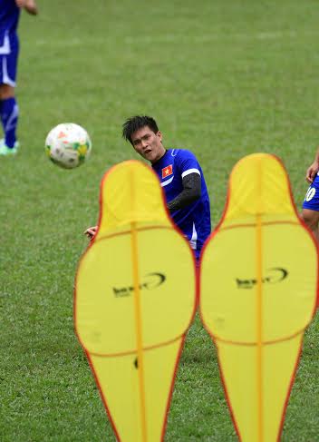 Công Vinh tập sút hàng rào