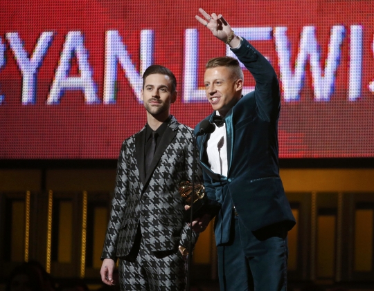 Ryan Lewis thừa nhận mẹ anh dương tính HIV