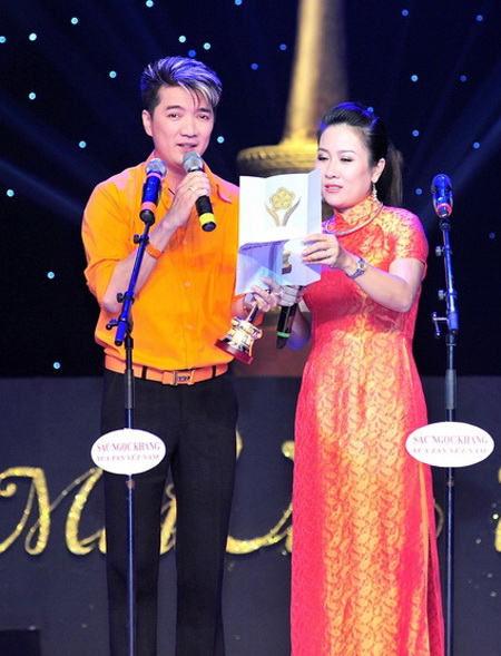Vân Khánh và Đàm Vĩnh Hưng xướng tên vinh danh và trao tượng Mai Vàng cho đàn em Uyên Trang