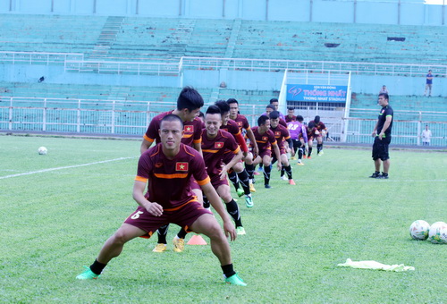 Tuyển Việt Nam tập nhẹ ở sân Thống Nhất trước khi sang Malaysia