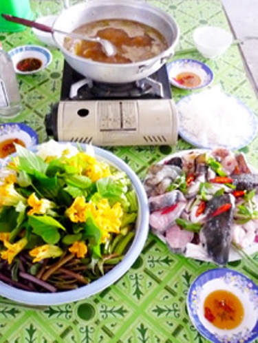 Lẩu mắm kho dừa với đầy đủ nguy&ecirc;n phụ liệu