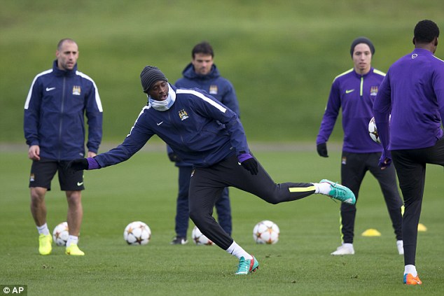 Toure không thể góp mặt cùng Man City đêm nay do thẻ phạt