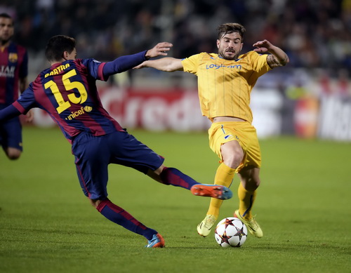 Marc Bartra tranh bóng với Tiago Gomes (APOEL, phải)
