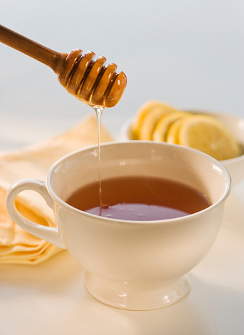 Trà gừng hoặc trà mật ong có tác dụng làm dịu cơn ho