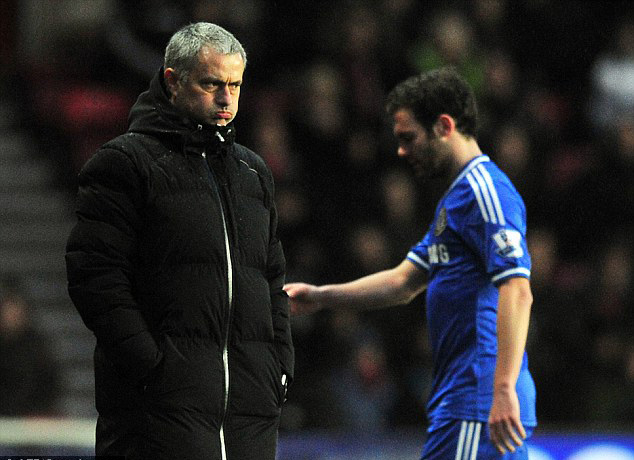 Mata chính thức xung đột với HLV Mourinho