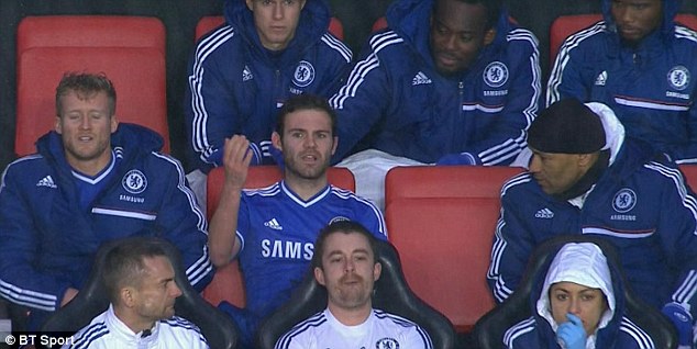 
	Mata tỏ vẻ bất b&igrave;nh khi bị &ocirc;ng Mourinho thay ra