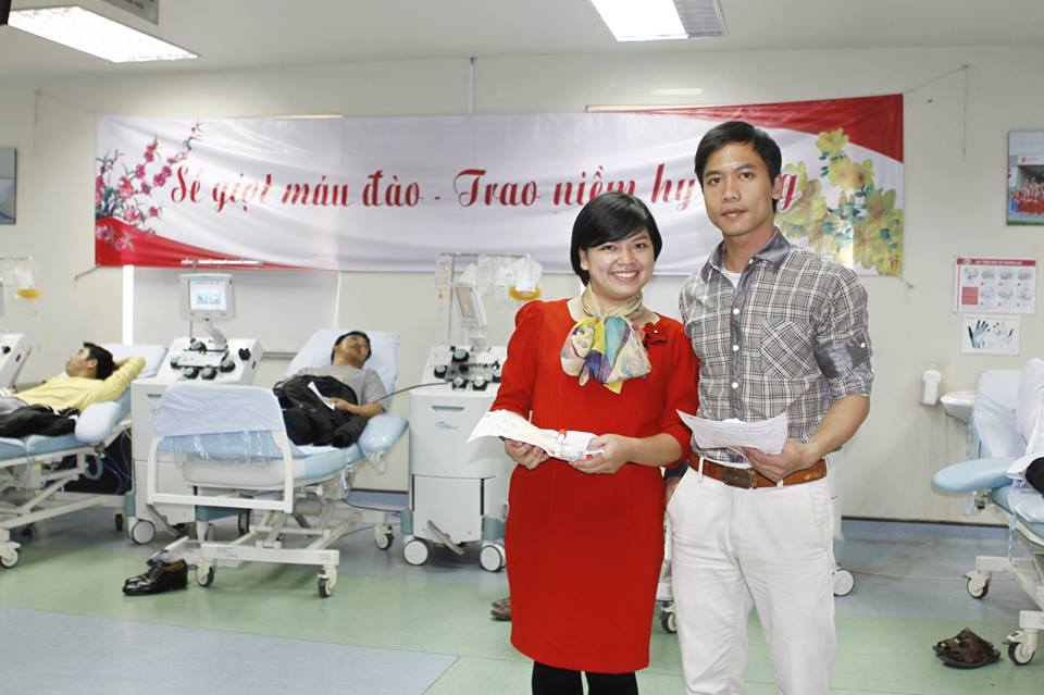 Chị Giang Hải, một kỹ thuật vi&ecirc;n của Khoa Sản Xuất Chế Phẩm m&aacute;u, h&ocirc;m nay kh&ocirc;ng chỉ đi hiến m&aacute;u một m&igrave;nh m&agrave; chị c&ograve;n rủ th&ecirc;m cậu em trai c&ugrave;ng đi hiến m&aacute;u t&igrave;nh nguyện đầu năm...