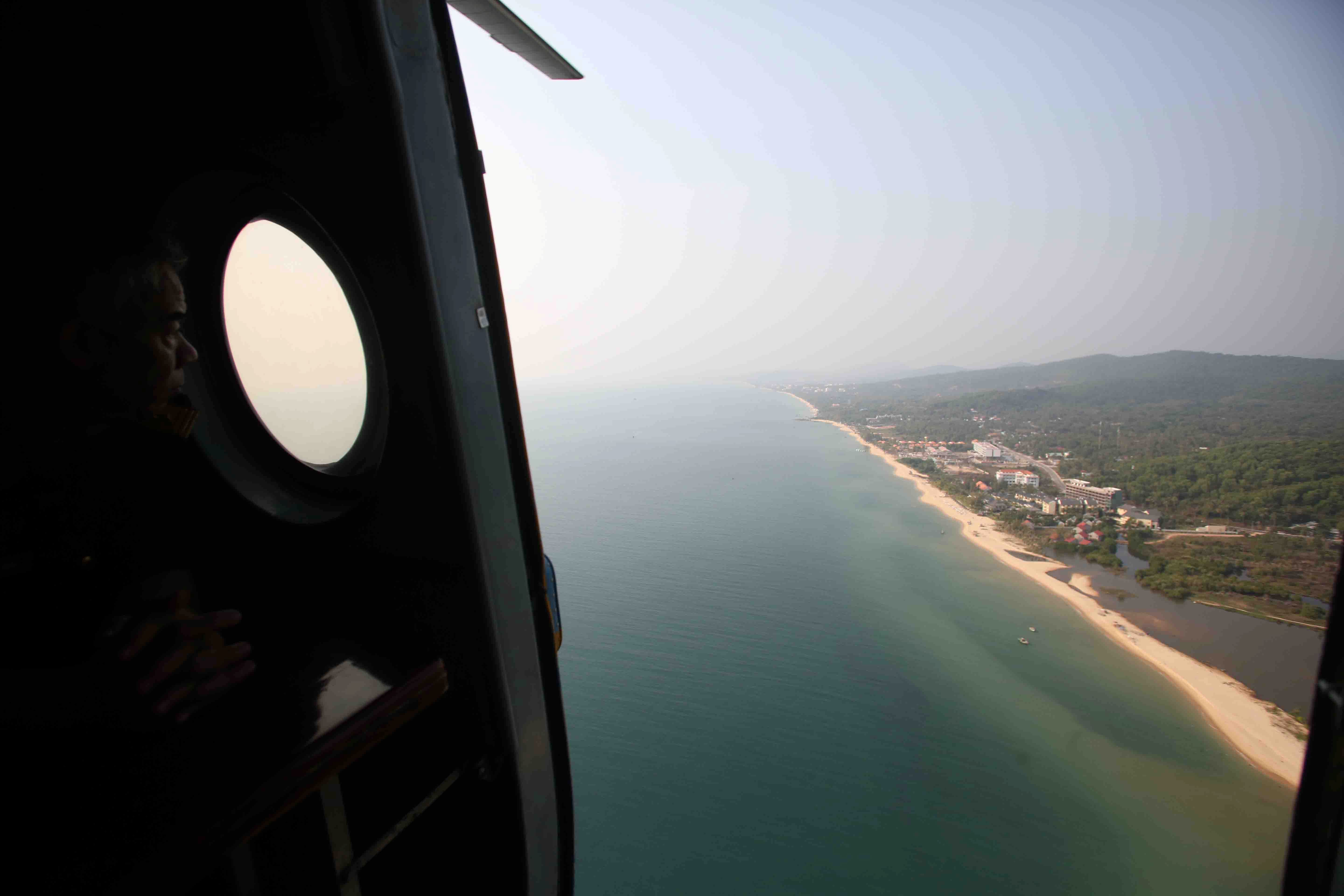 Trực thăng Mi-171 sà sát mặt biển 100 m tìm máy bay Malaysia