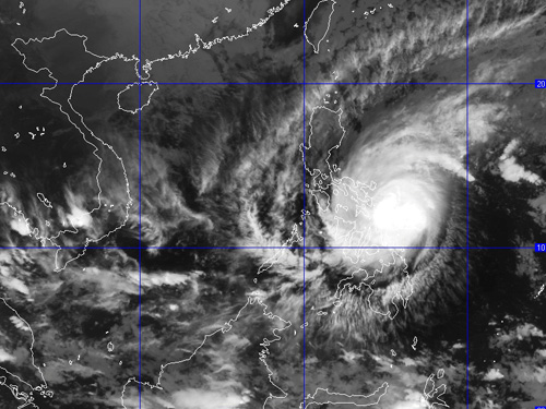 Ảnh m&acirc;y vệ tinh si&ecirc;u b&atilde;o Hagupit s&aacute;ng 7-12 - Nguồn: Trung t&acirc;m dự b&aacute;o kh&iacute; tượng thủy văn TƯ