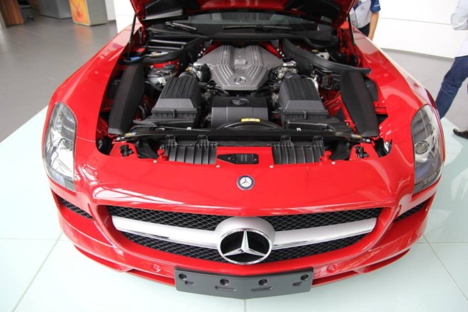 Mercedes-Benz SLS AMG sử dụng động cơ V8, dung t&iacute;ch 6,3 l&iacute;t, hộp số ly hợp k&eacute;p 7 cấp cho khả năng tăng tốc từ 0 đến 100 km/h chỉ trong v&ograve;ng 3,7 gi&acirc;y, tốc độ tối đa đạt 317 km/h.