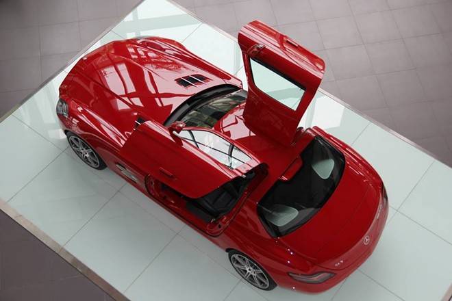 Chiếc Mercedes-Benz SLS AMG đầu ti&ecirc;n m&agrave;u bạc ở Việt Nam thuộc sở hữu của c&ocirc;ng ty Trung Nguy&ecirc;n, trong khi chiếc thứ hai m&agrave;u đỏ hiện vẫn chờ kh&aacute;ch mua.