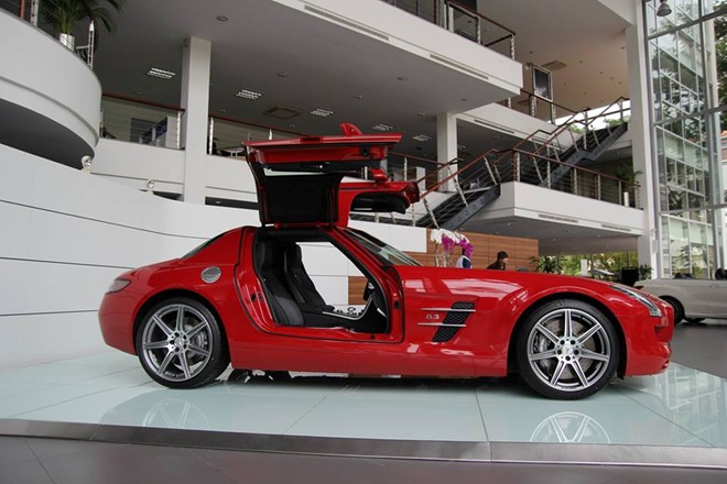 Đ&acirc;y l&agrave; mẫu coupe 2 chỗ ngồi với động cơ đặt trước, hệ dẫn động cầu sau được ph&aacute;t triển bởi Mercedes-AMG. Si&ecirc;u xe với cửa mở kiểu c&aacute;nh chim, lấy cảm hứng từ mẫu Mercedes-Benz 300SL Gullwing.