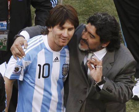 Messi v&agrave; Maradona ở World Cup 2010