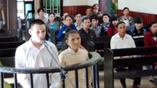 V&otilde; văn Th&agrave;nh v&agrave; mẹ vợ tại phi&ecirc;n t&ograve;a ng&agrave;y 23-6