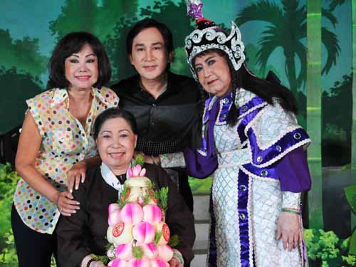 Đồng nghiệp mừng thọ NSƯT Ngọc Hương