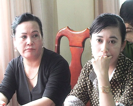 Mẹ con b&agrave; &Uacute;t tại buổi kiểm điểm trước d&acirc;n