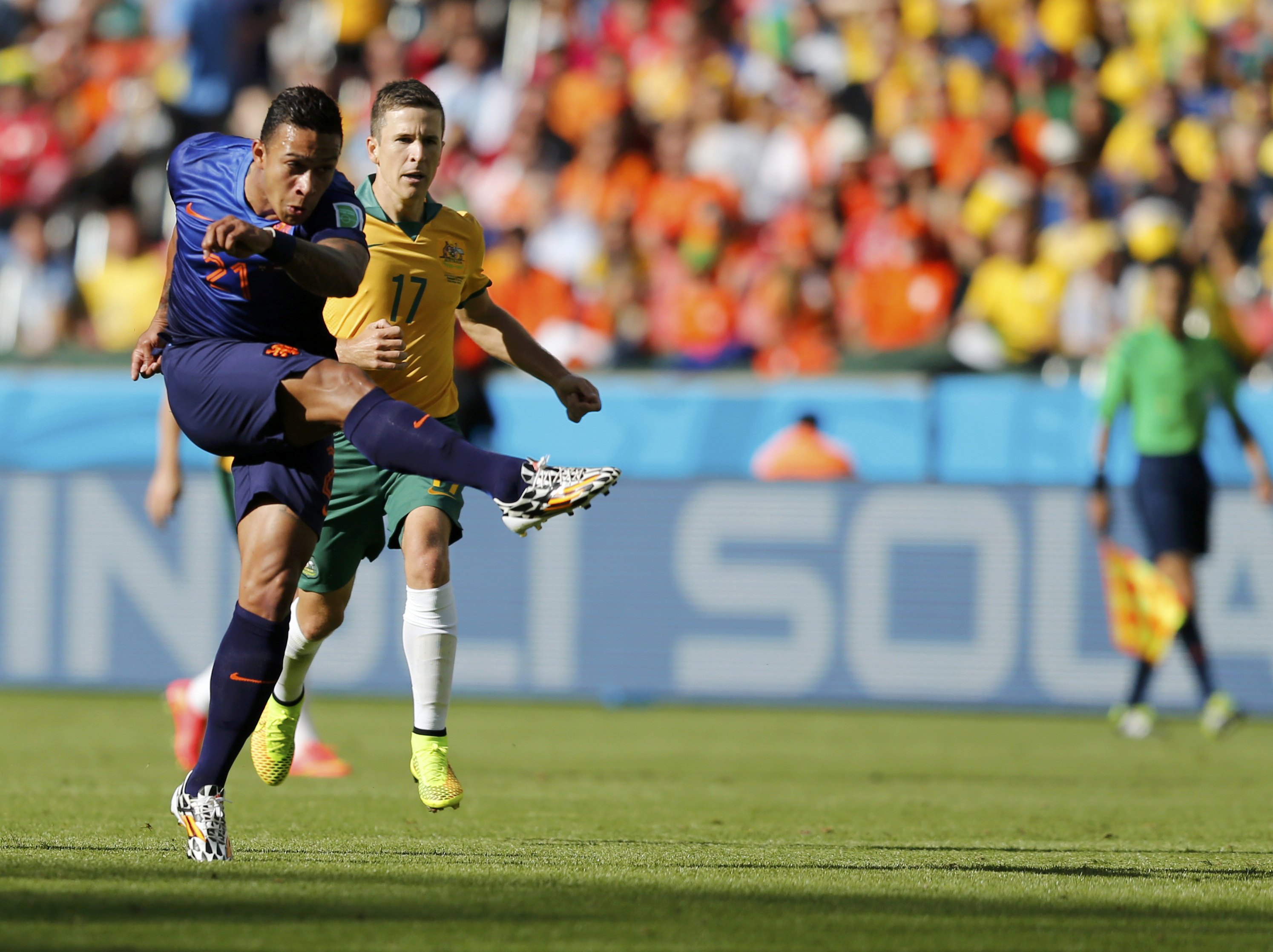 Trong khi đó, Memphis Depay trở thành cầu thủ trẻ nhất của Hà Lan ghi bàn ở VCK World Cup