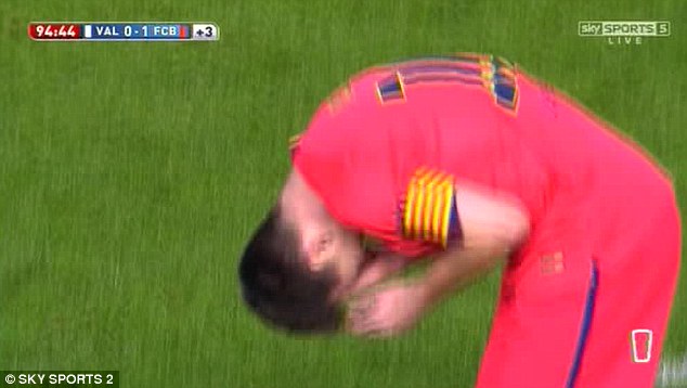 Messi sau khi bị n&eacute;m ch&aacute;i nước v&agrave;o đầu