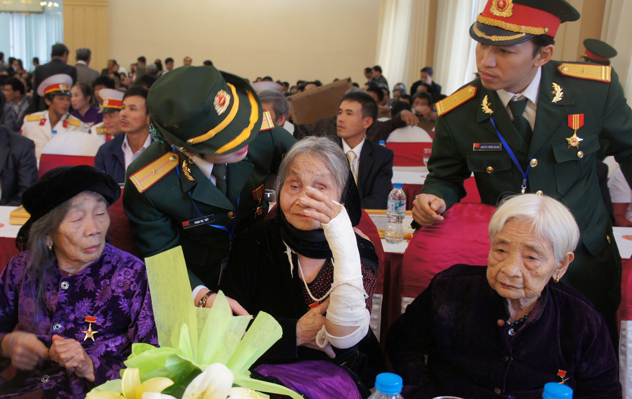 Bộ trưởng Đinh La Thăng y&ecirc;u cầu c&aacute;c h&atilde;ng h&agrave;ng kh&ocirc;ng ưu ti&ecirc;n phục vụ người c&oacute; c&ocirc;ng với c&aacute;ch mạng như c&aacute;c B&agrave; mẹ Việt Nam Anh h&ugrave;ng
