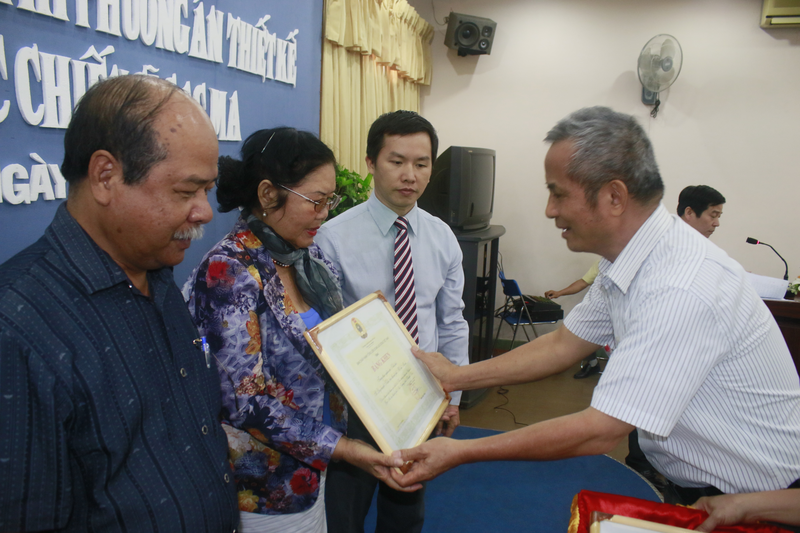 Chủ tịch Tổng LĐLĐ Việt Nam Đặng Ngọc T&ugrave;ng, trao bằng khen cho c&aacute;c t&aacute;c giả c&oacute; đồ &aacute;n xuất sắc