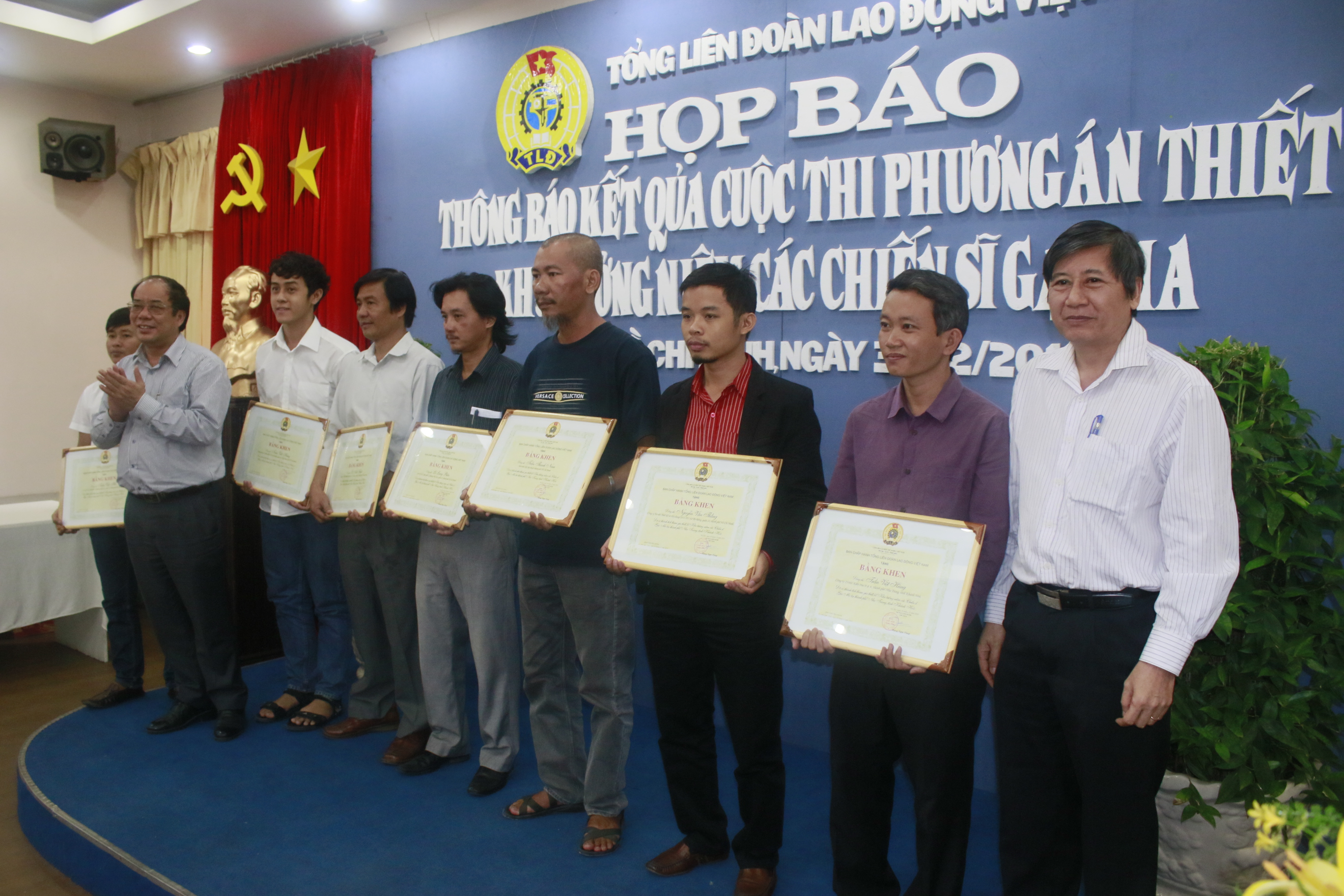&Ocirc;ng Trần Thanh Hải, Ph&oacute; Chủ tịch Thường trực Tổng LĐLĐ Việt Nam (b&igrave;a phải) v&agrave; &ocirc;ng Nguyễn Văn Ng&agrave;ng, Ph&oacute; Chủ tich Tổng LĐLĐ Việt Nam (b&igrave;a tr&aacute;i), trao bằng khen cho c&aacute;c t&aacute;c giả