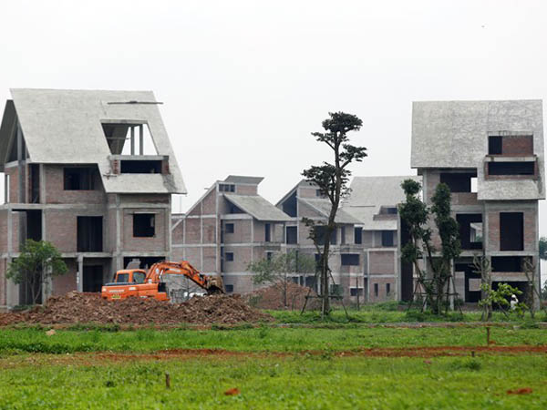 Bên cạnh những biệt thự đã xây xong phần thô, vẫn còn nhiều lô đất trống cỏ mọc xanh rì.