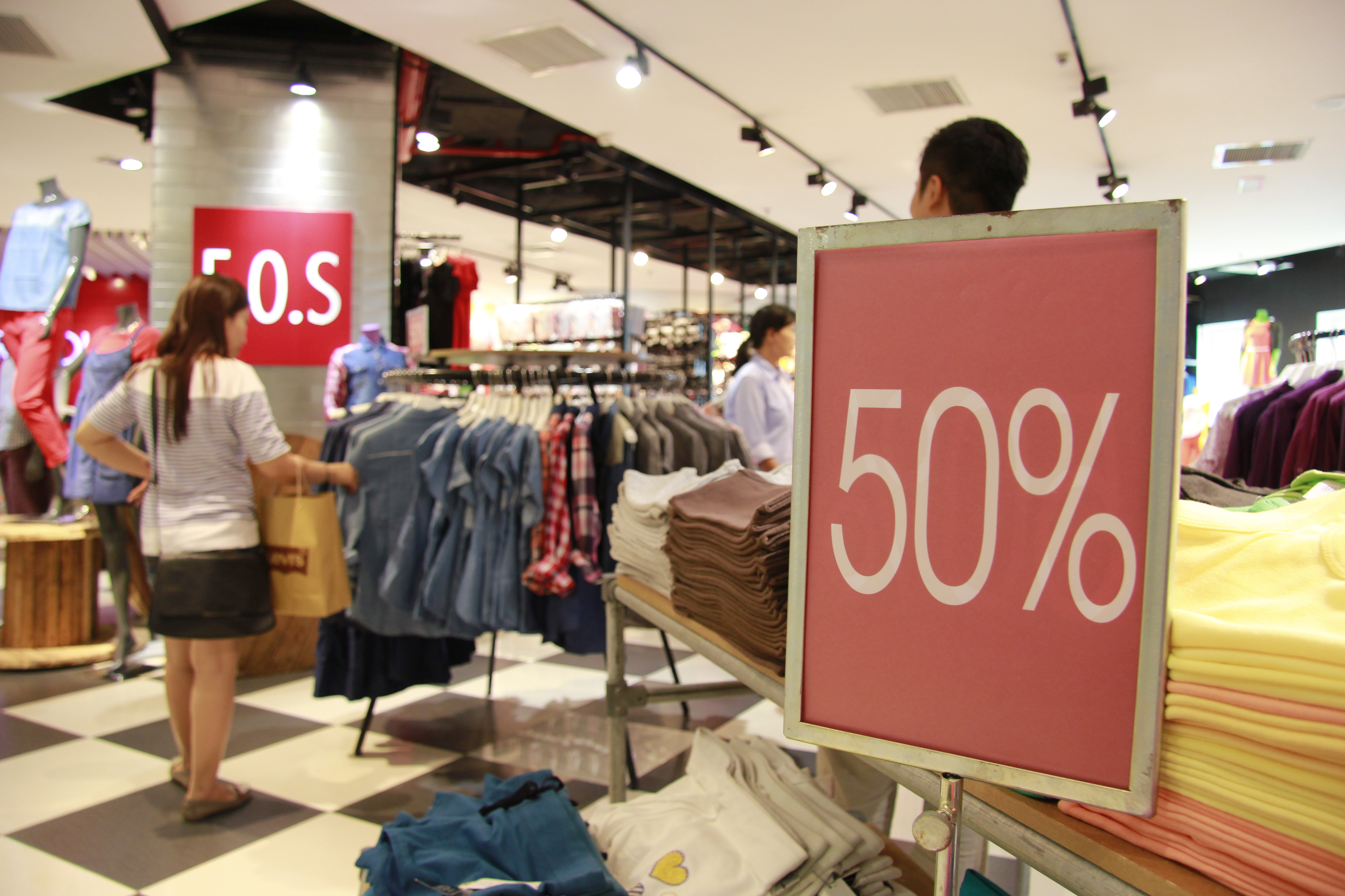 Một số cửa h&agrave;ng ở trung t&acirc;m Vincom cũng giảm gi&aacute; mạnh dịp n&agrave;y