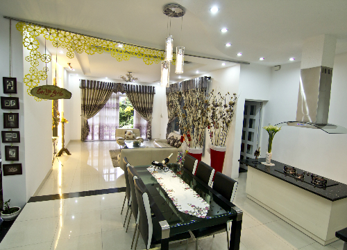 Khung cửa lớn gi&uacute;p ng&ocirc;i nh&agrave; h&ograve;a với thi&ecirc;n nhi&ecirc;n, kh&ocirc;ng c&oacute; khung sắt bảo vệ v&igrave; an ninh được bảo bọc từ b&ecirc;n ngo&agrave;i, gi&uacute;p cho hướng nh&igrave;n ra vườn c&acirc;y tho&aacute;ng hơn.