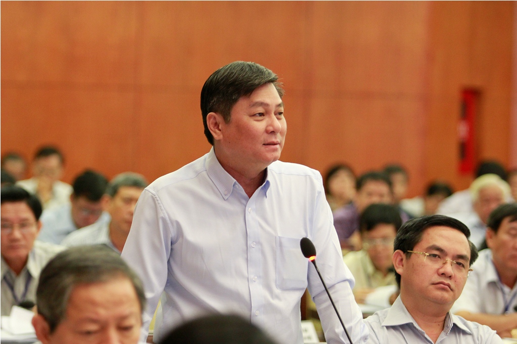 Gi&aacute;m đốc Sở T&agrave;i nguy&ecirc;n M&ocirc;i trường TP HCM Đ&agrave;o Anh Kiệt trả lời chất vấn của đại biểu. Ảnh: Ho&agrave;ng Triều