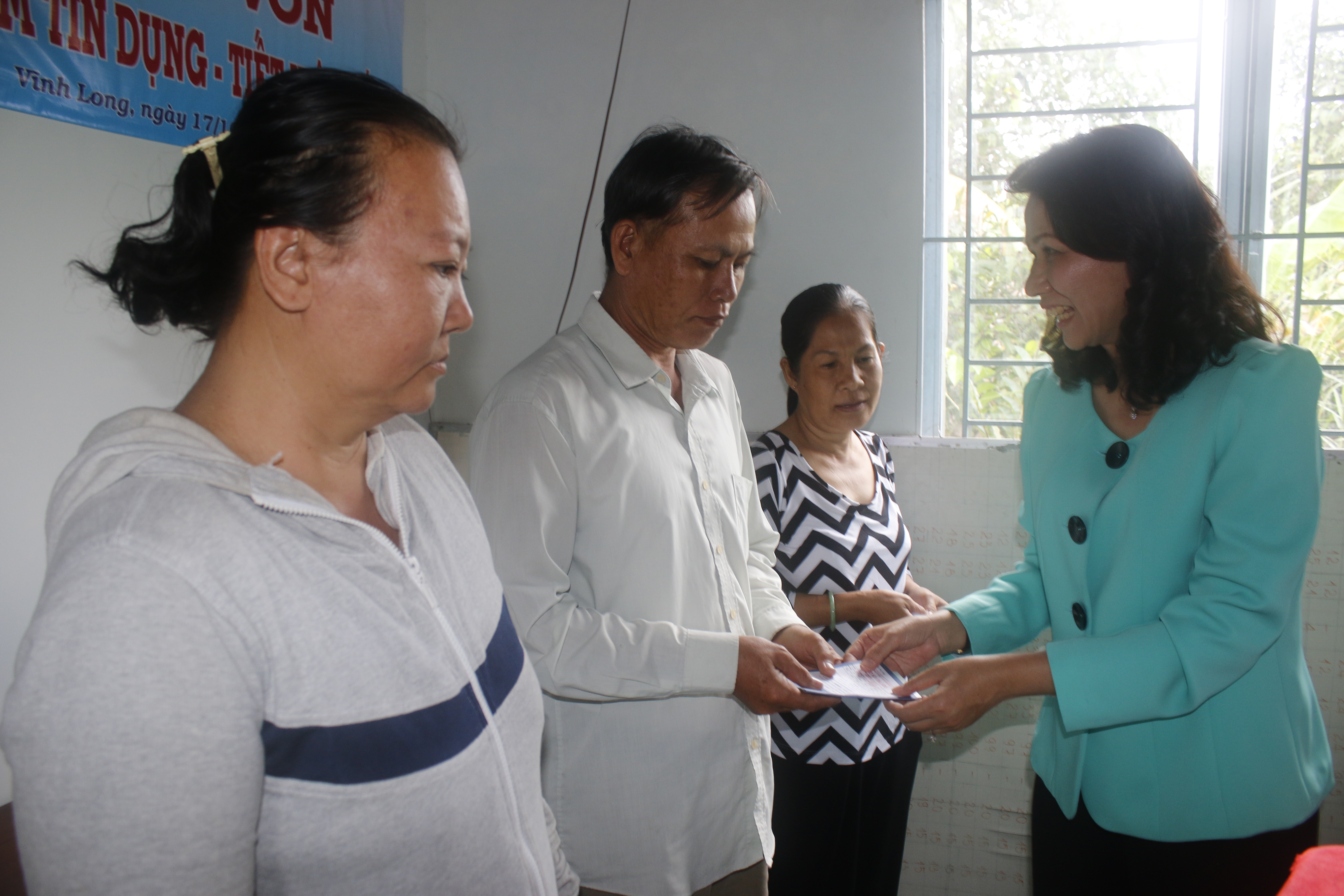 B&agrave; Nguyễn Thị Thu, Chủ tịch LĐLĐ TP HCM, trao vốn cho b&agrave; con ngh&egrave;o phường 3, TP Vĩnh Long, tỉnh Vĩnh Long