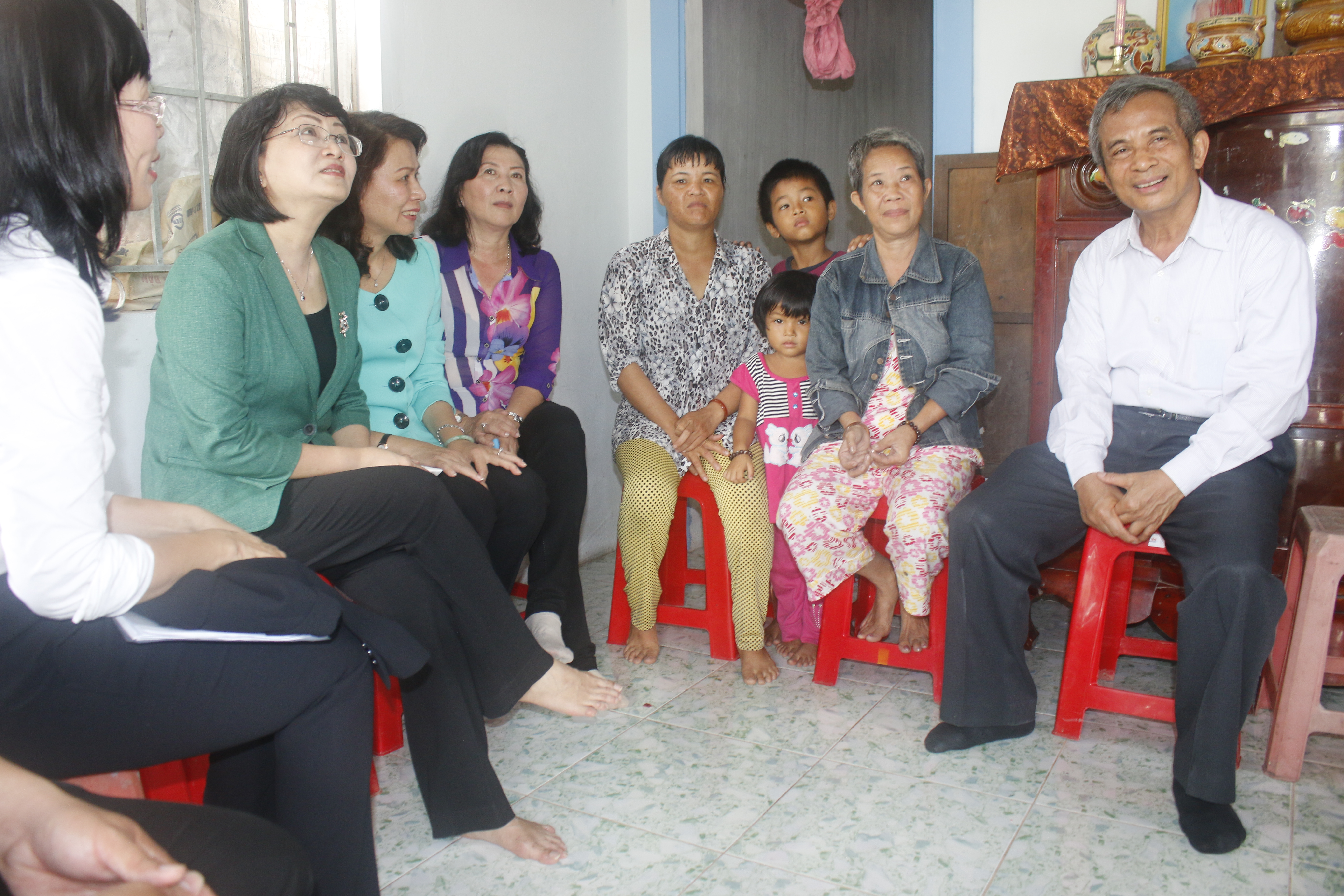 Chủ tịch Tổng LĐLĐ Việt Nam Đặng Ngọc T&ugrave;ng v&agrave; l&atilde;nh đạo tỉnh ủy tỉnh Vĩnh Long, thăm hỏi b&agrave; con ngh&egrave;o